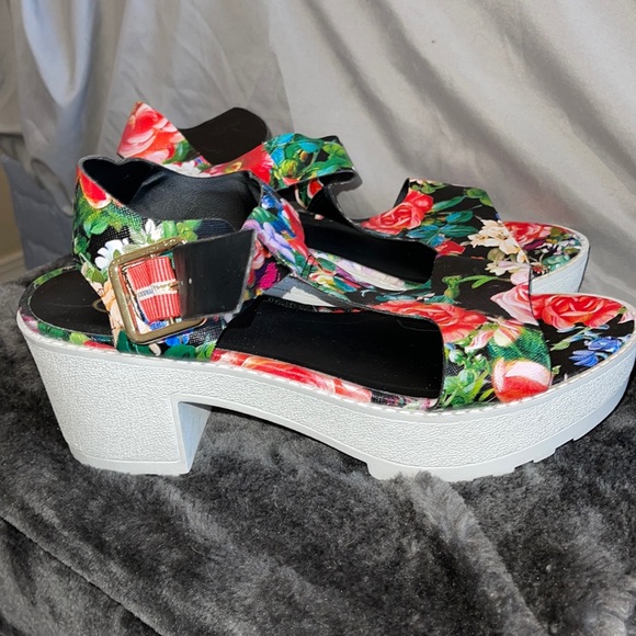 **BRAND NEW Size 9 Floral Candies Sandals** - Picture 2 of 3